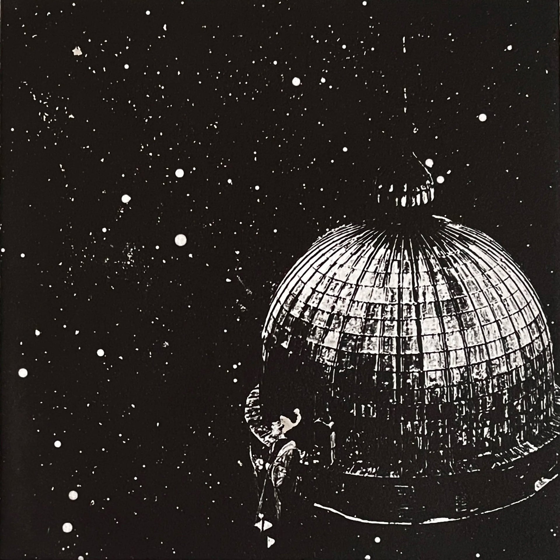 Stehende Figur neben großer Kuppelstruktur unter sternenübersätem Nachthimmel. Radierung "Singing to the Stars" von Michelle Hinshelwood.