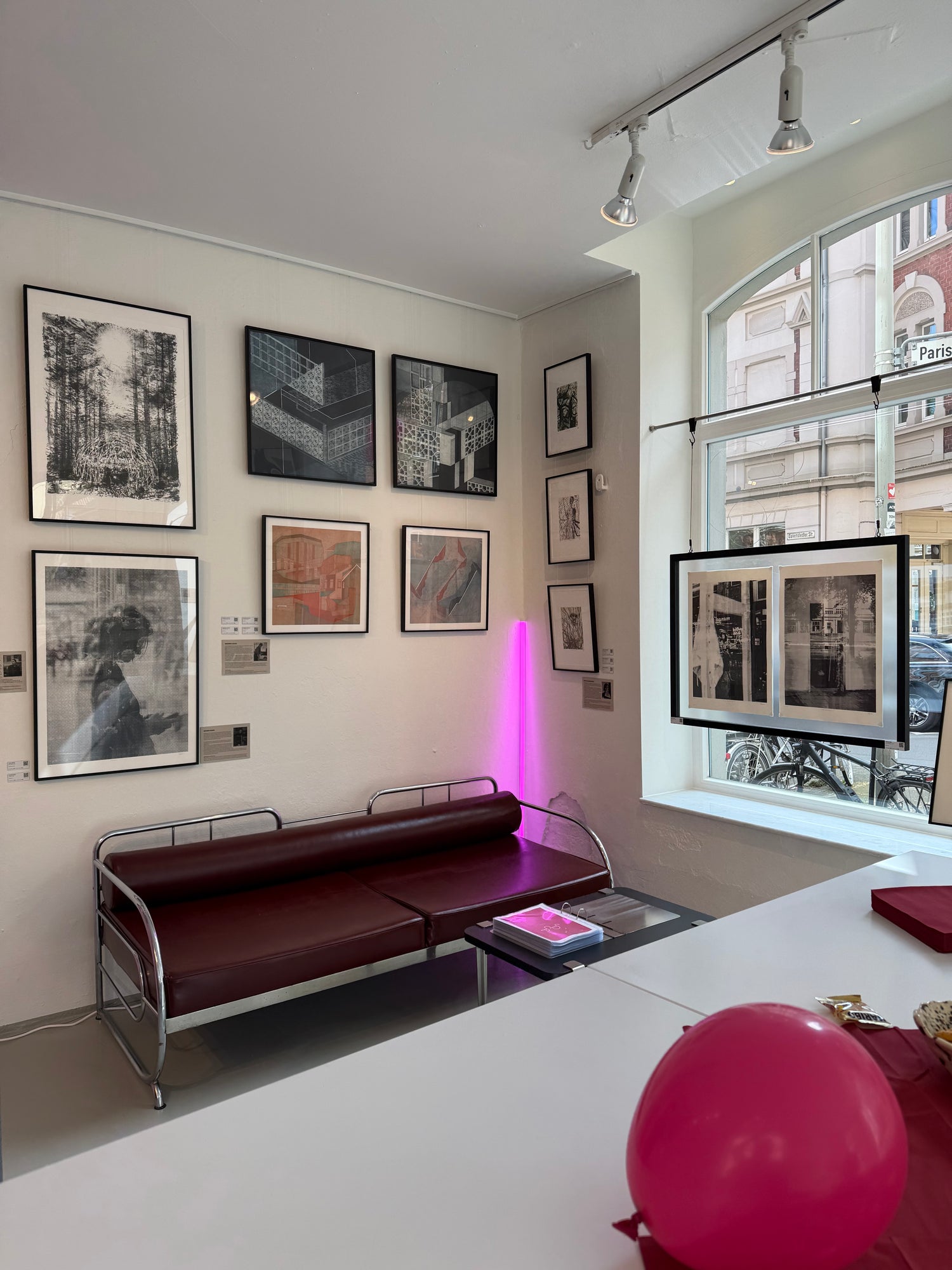 Studio Sonsu Galerie Innenansicht mit gerahmten Druckgrafiken