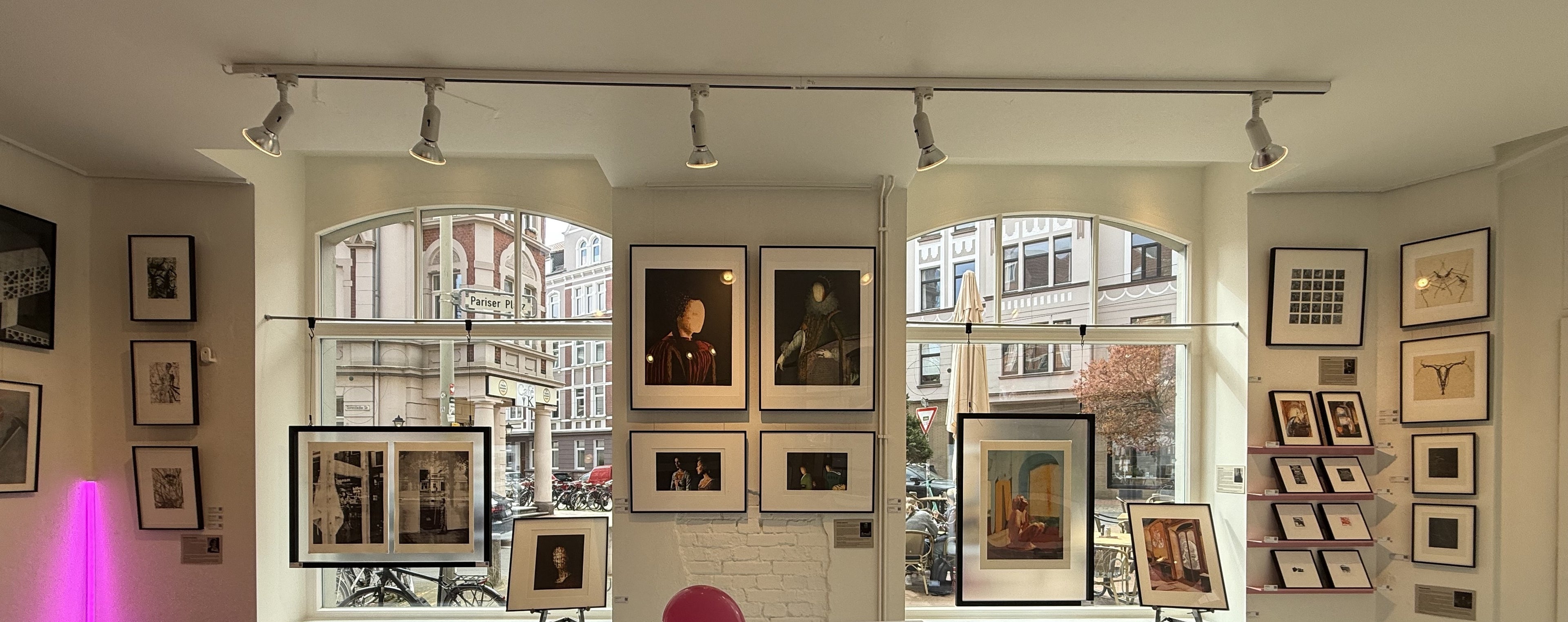 Studio Sonsu Galerie Panorama mit gerahmten Druckgrafiken und Bogenfenstern